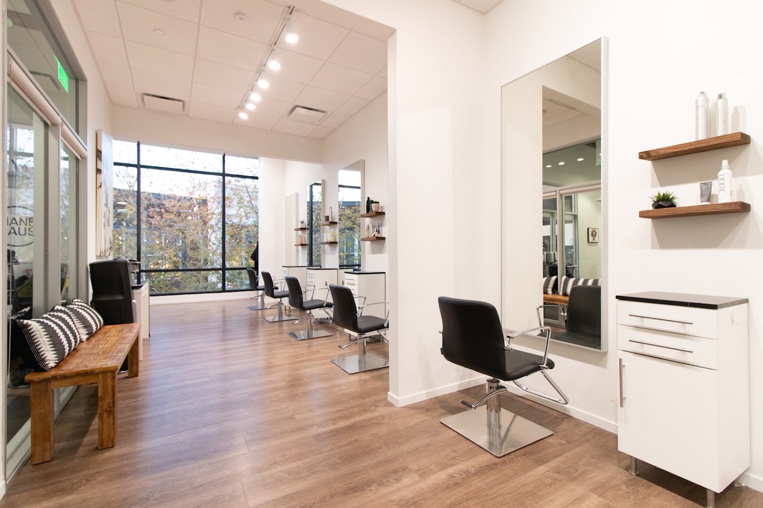 Salon Republic Woodland Hills in Woodland Hills — photo 2