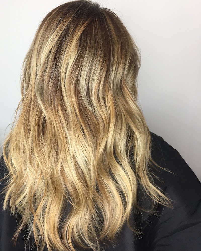 Salon Republic The Village @ Topanga Village in Woodland Hills — photo 4